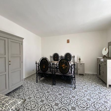 Fiori Catene Tra Le Torri Conversano Luaran gambar