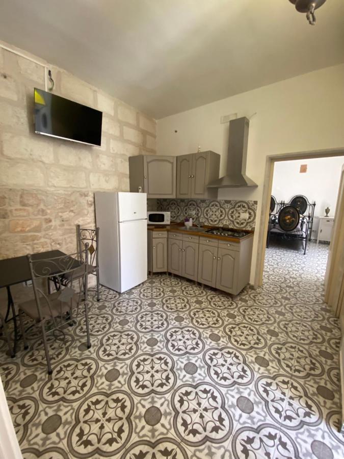 Fiori Catene Tra Le Torri Conversano Luaran gambar