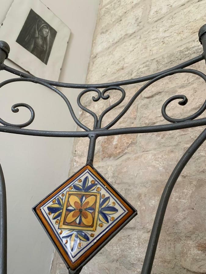 Fiori Catene Tra Le Torri Conversano Luaran gambar