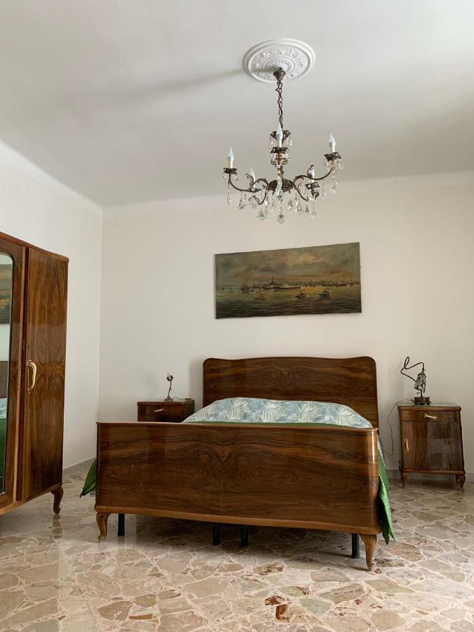 Fiori Catene Tra Le Torri Conversano Luaran gambar