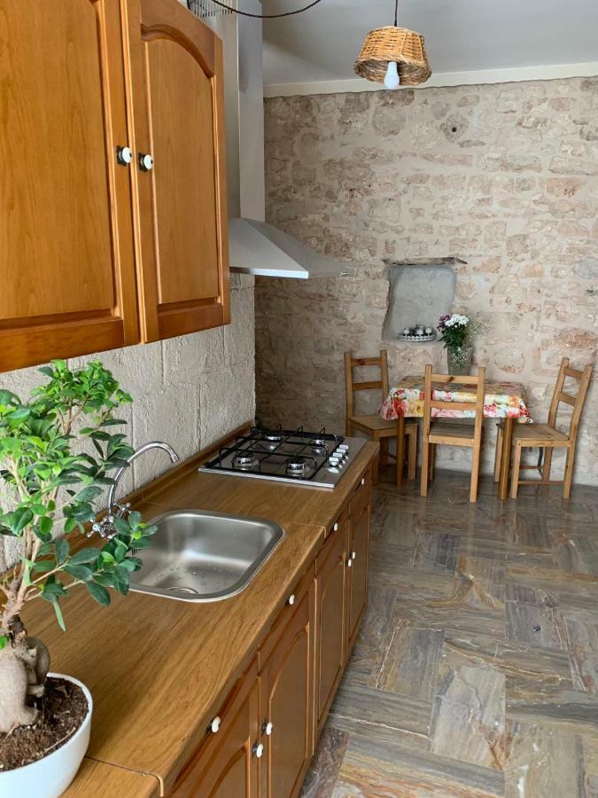 Fiori Catene Tra Le Torri Conversano Luaran gambar