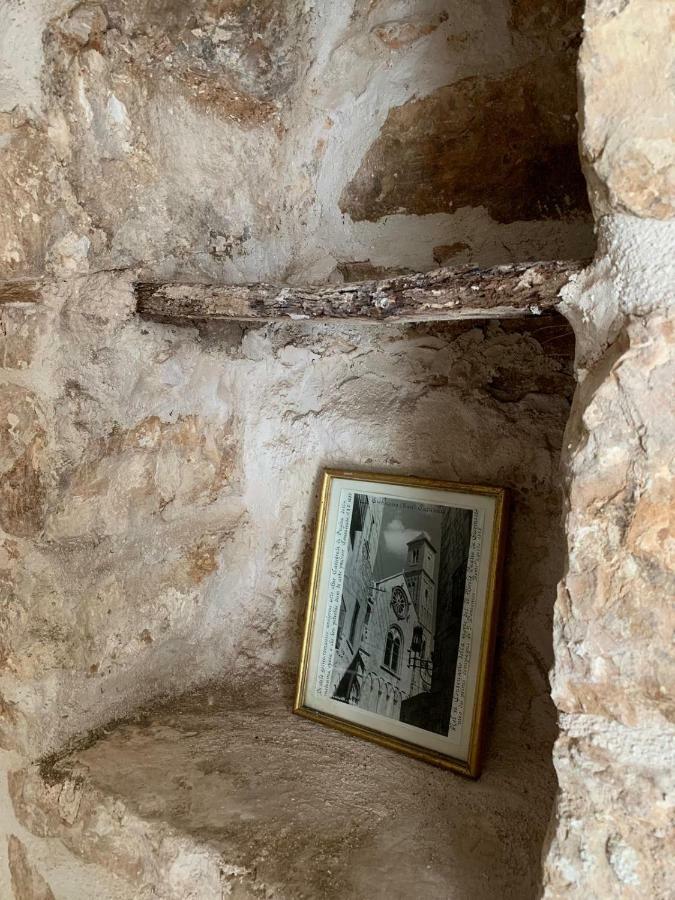 Fiori Catene Tra Le Torri Conversano Luaran gambar