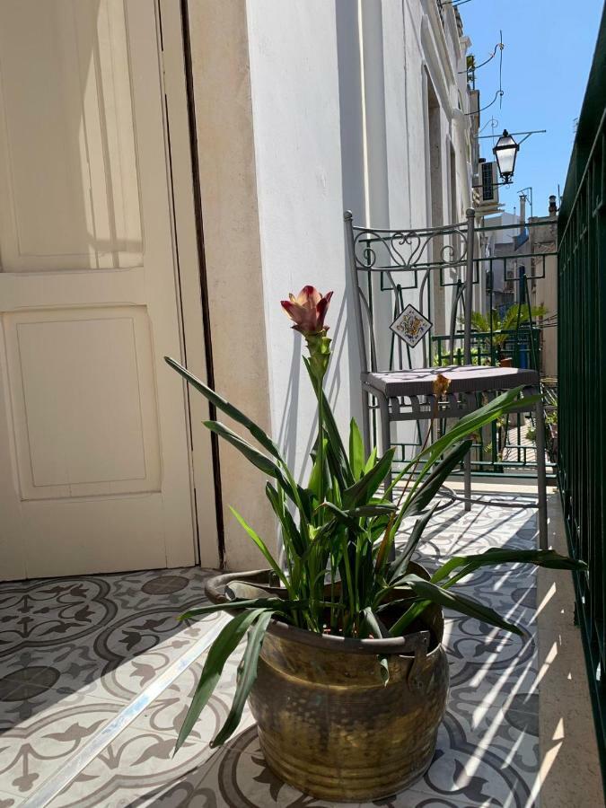 Fiori Catene Tra Le Torri Conversano Luaran gambar